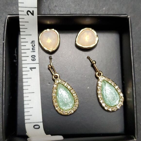 *Sale* Avon gold tone earring set - Picture 5 of 10
